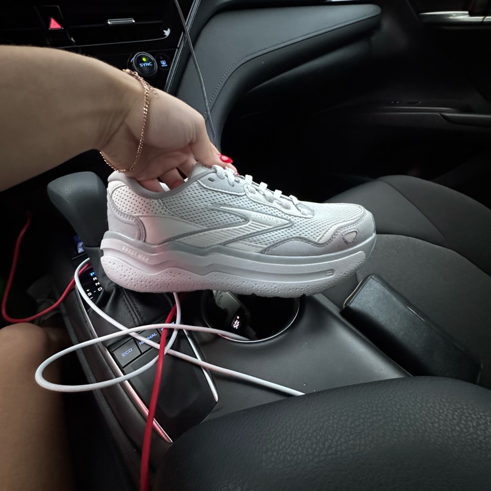 Brooks White Sneakers Comfortable Athletic Shoes
NWT!